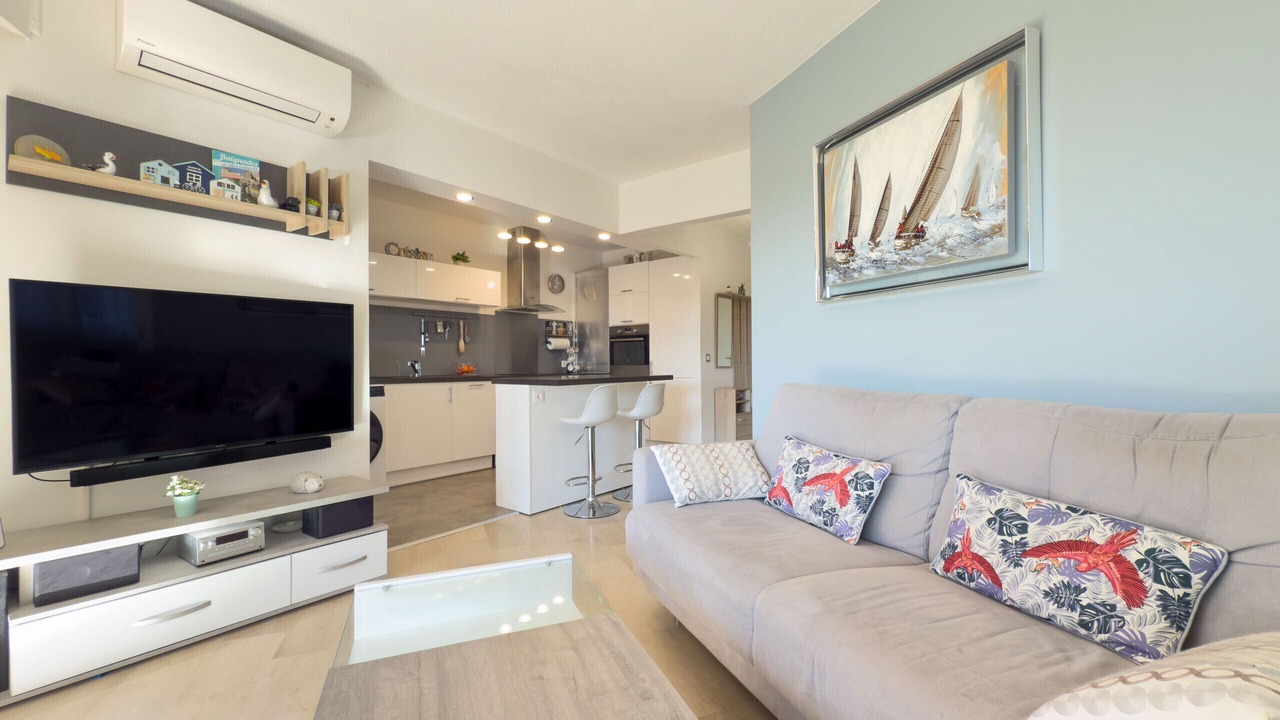 Photo of Livingroom in California - Pezou