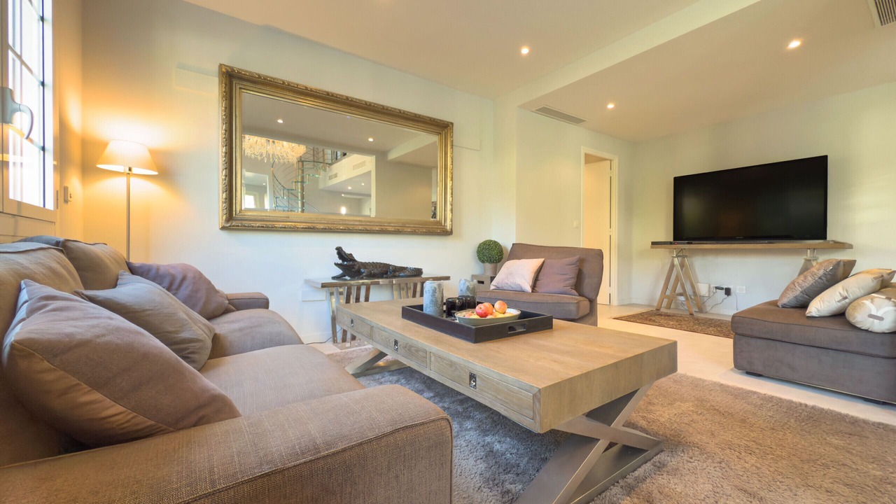 Photo of Livingroom in California - Pezou