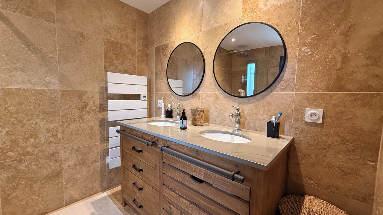 Photo of Bathroom in Molleges