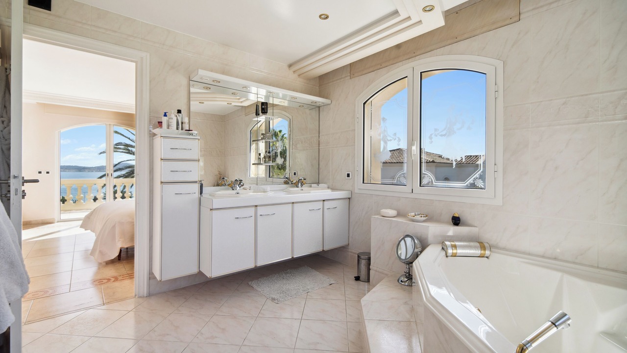Photo of Bathroom in Guerrevieille