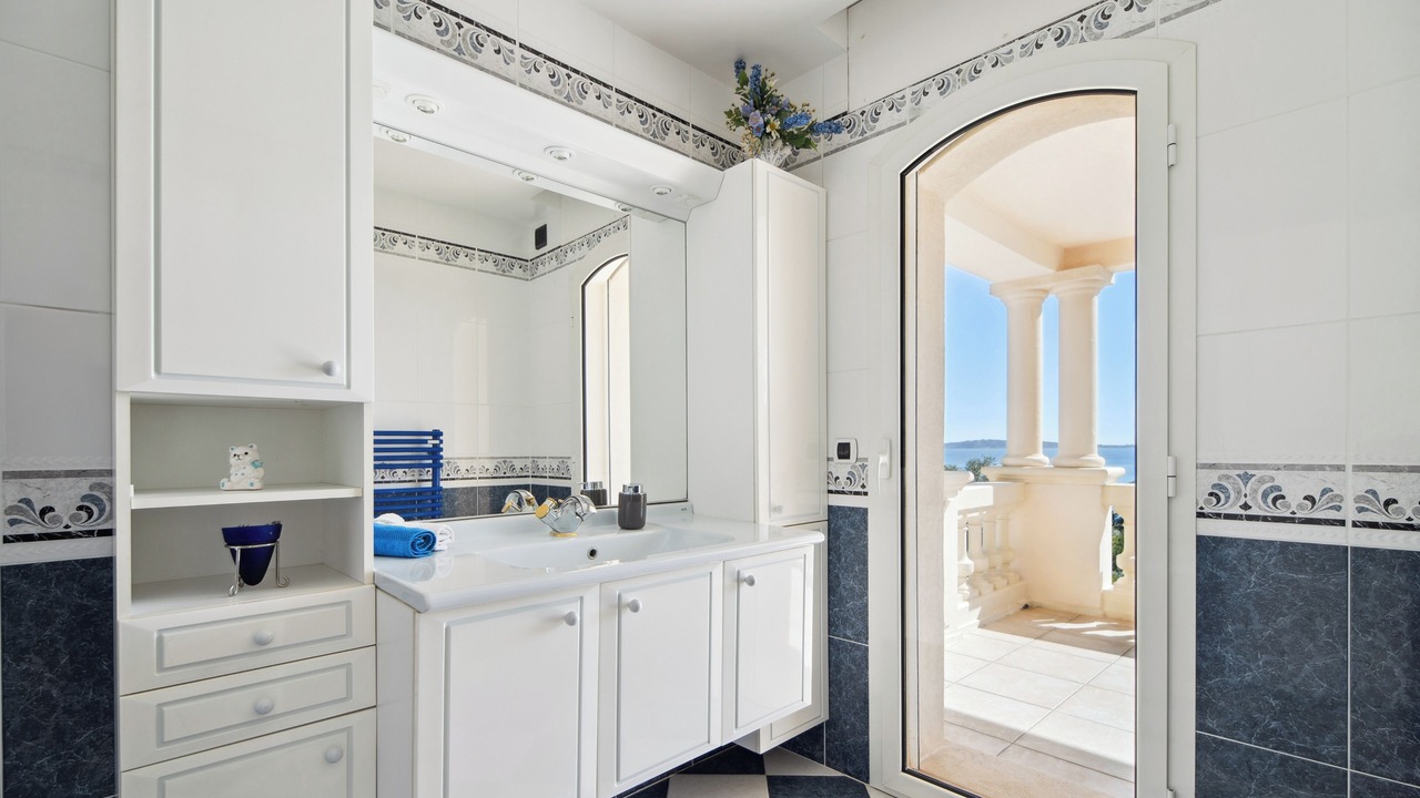 Photo of Bathroom in Guerrevieille