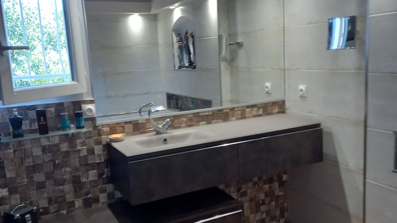 Photo of Bathroom in Gap