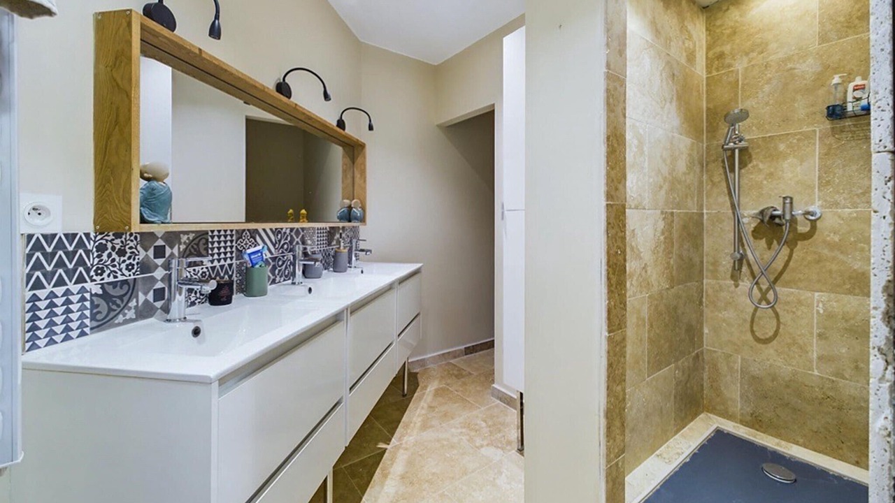 Photo of Bathroom in Eyragues