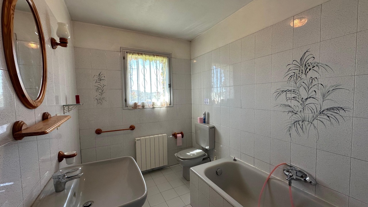 Photo of Bathroom in Simiane-Collongue