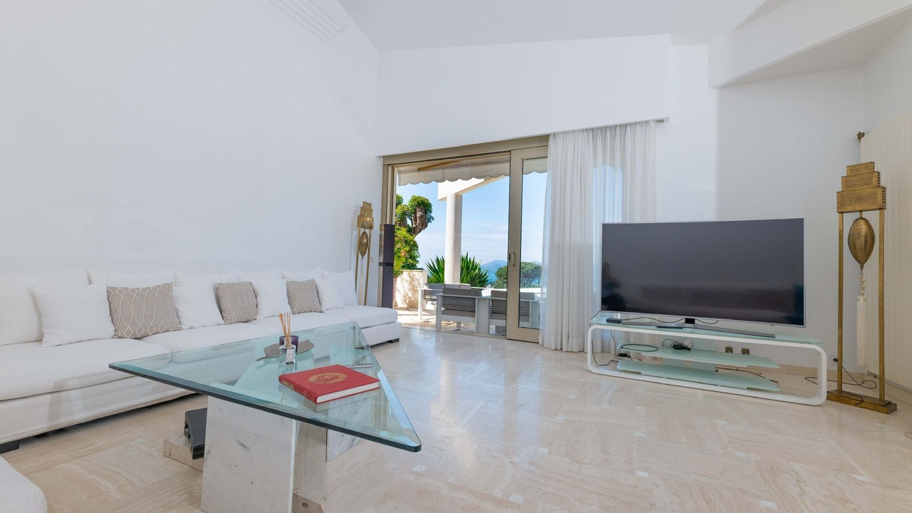 Photo of Livingroom in California - Pezou