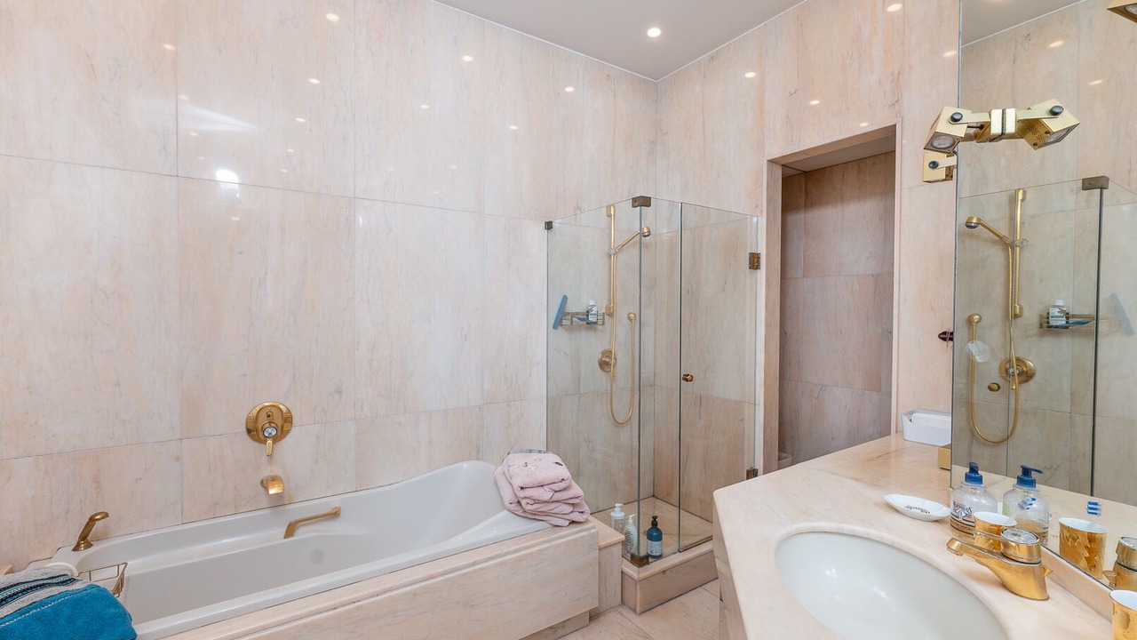 Photo of Bathroom in California - Pezou