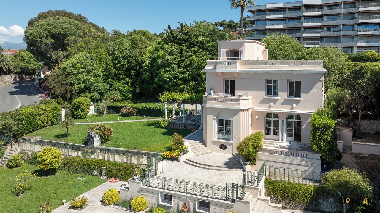 Photo of Outdoor in California - Pezou