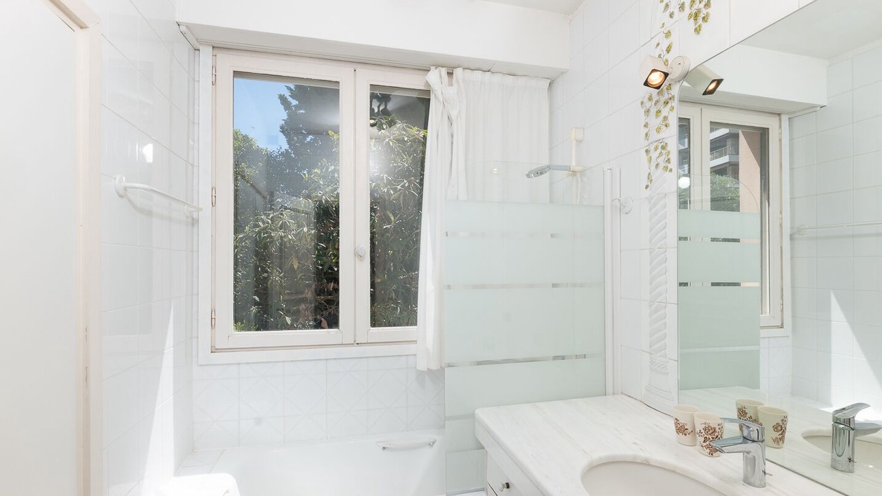 Photo of Bathroom in California - Pezou
