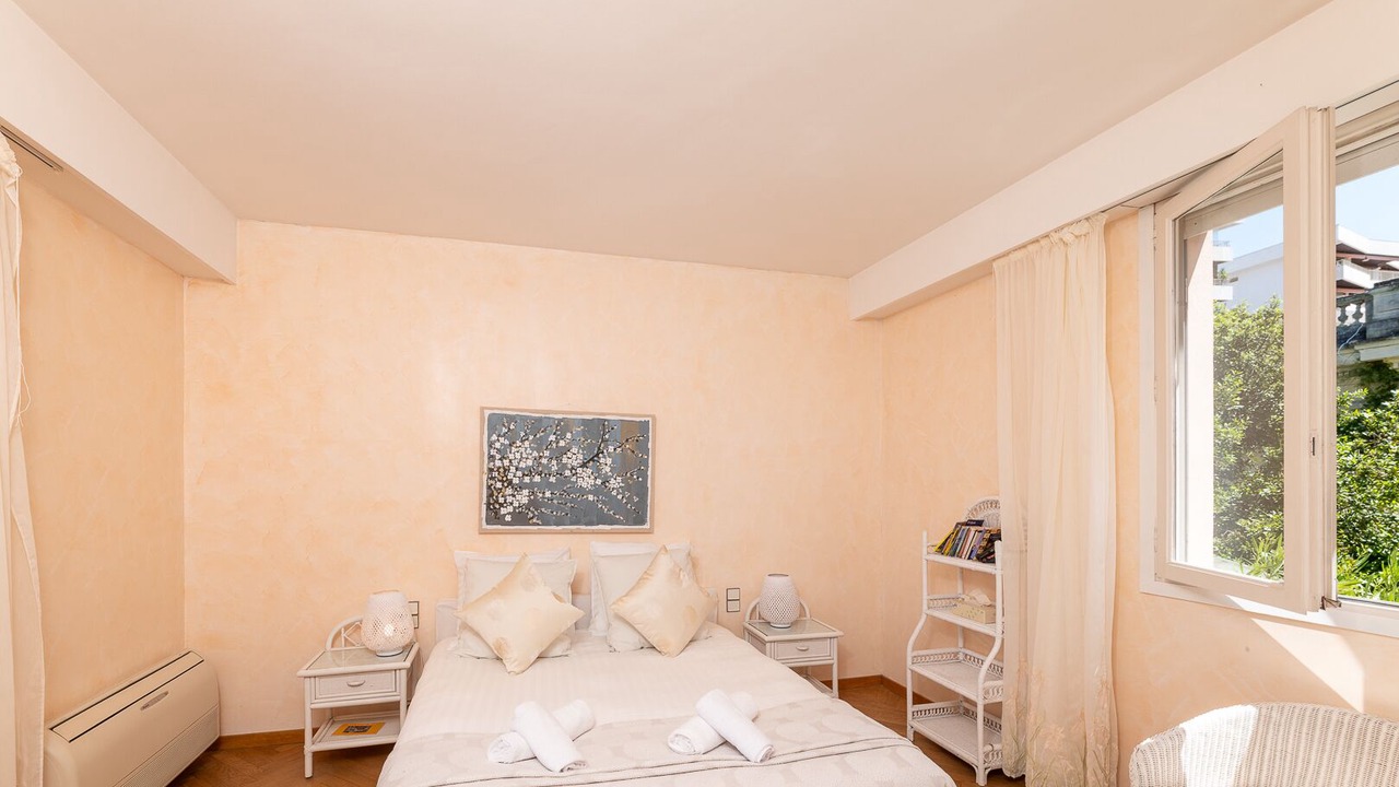 Photo of Bedroom in California - Pezou
