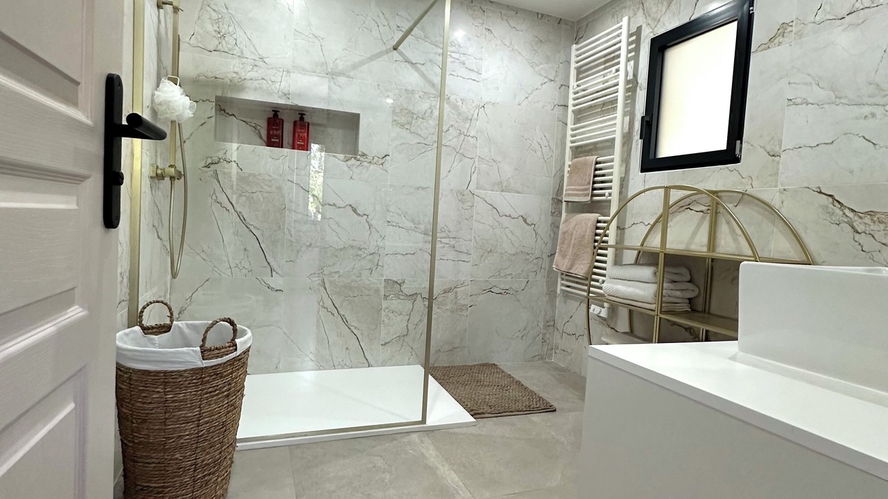 Photo of Bathroom in Belcodene