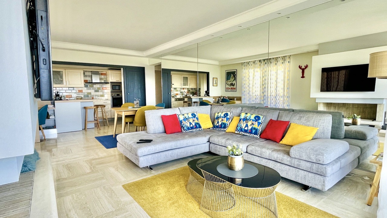Photo of Livingroom in California - Pezou