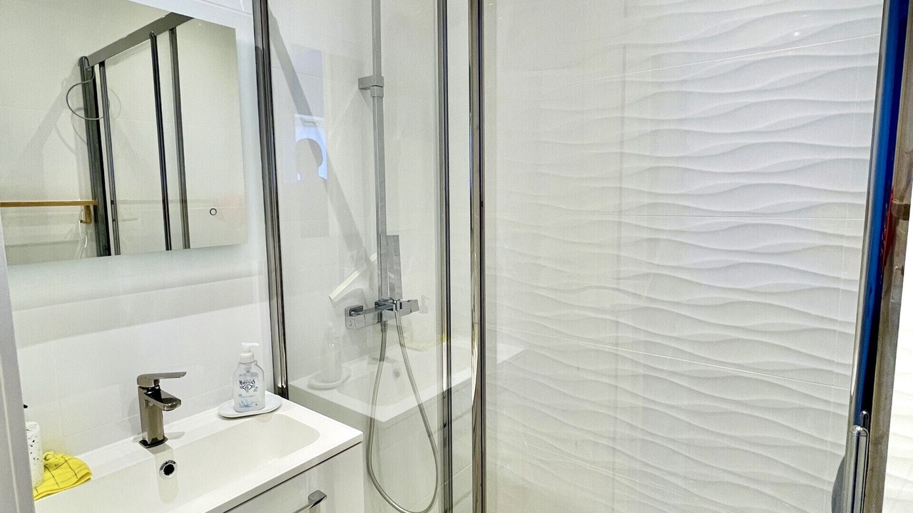Photo of Bathroom in California - Pezou