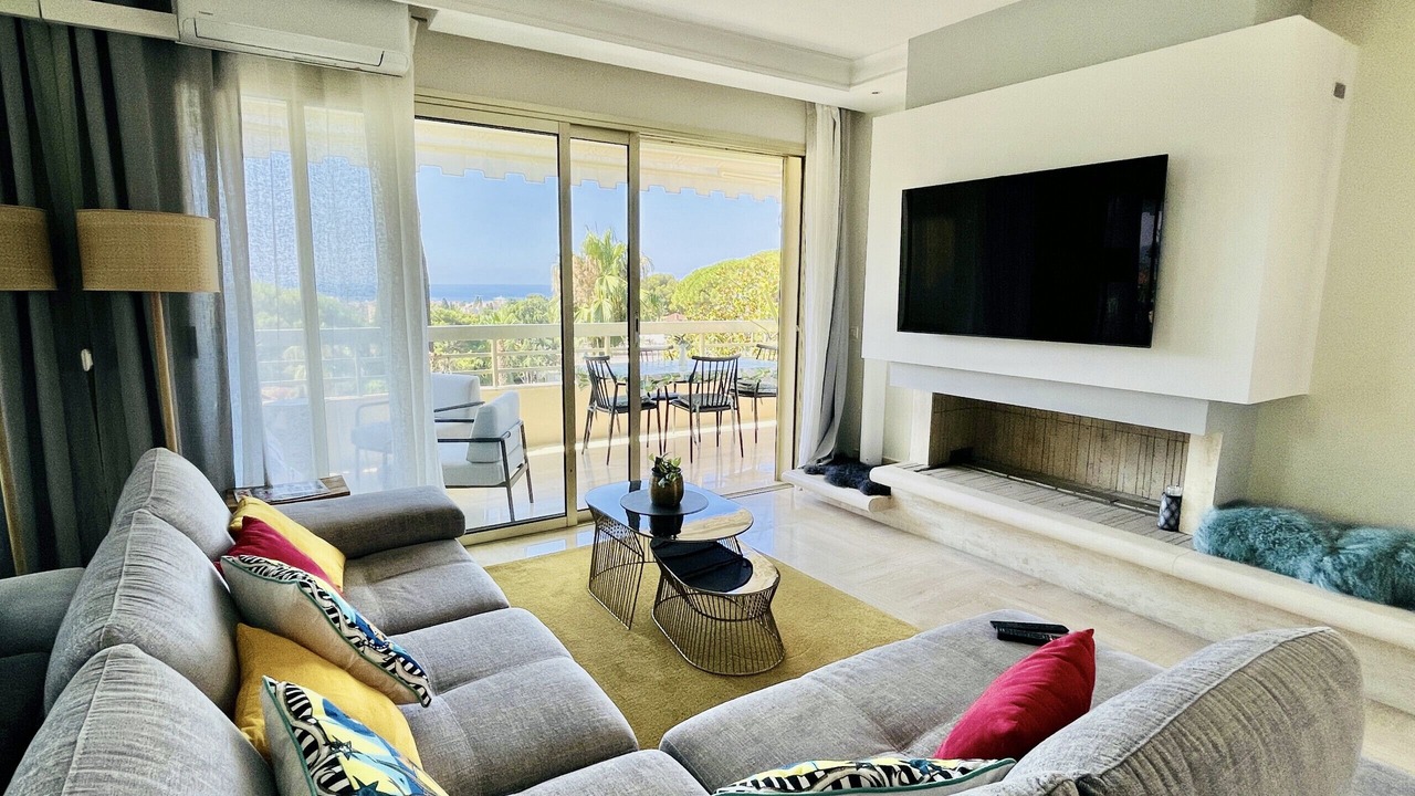 Photo of Livingroom in California - Pezou