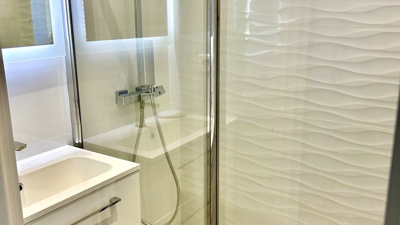 Photo of Bathroom in California - Pezou