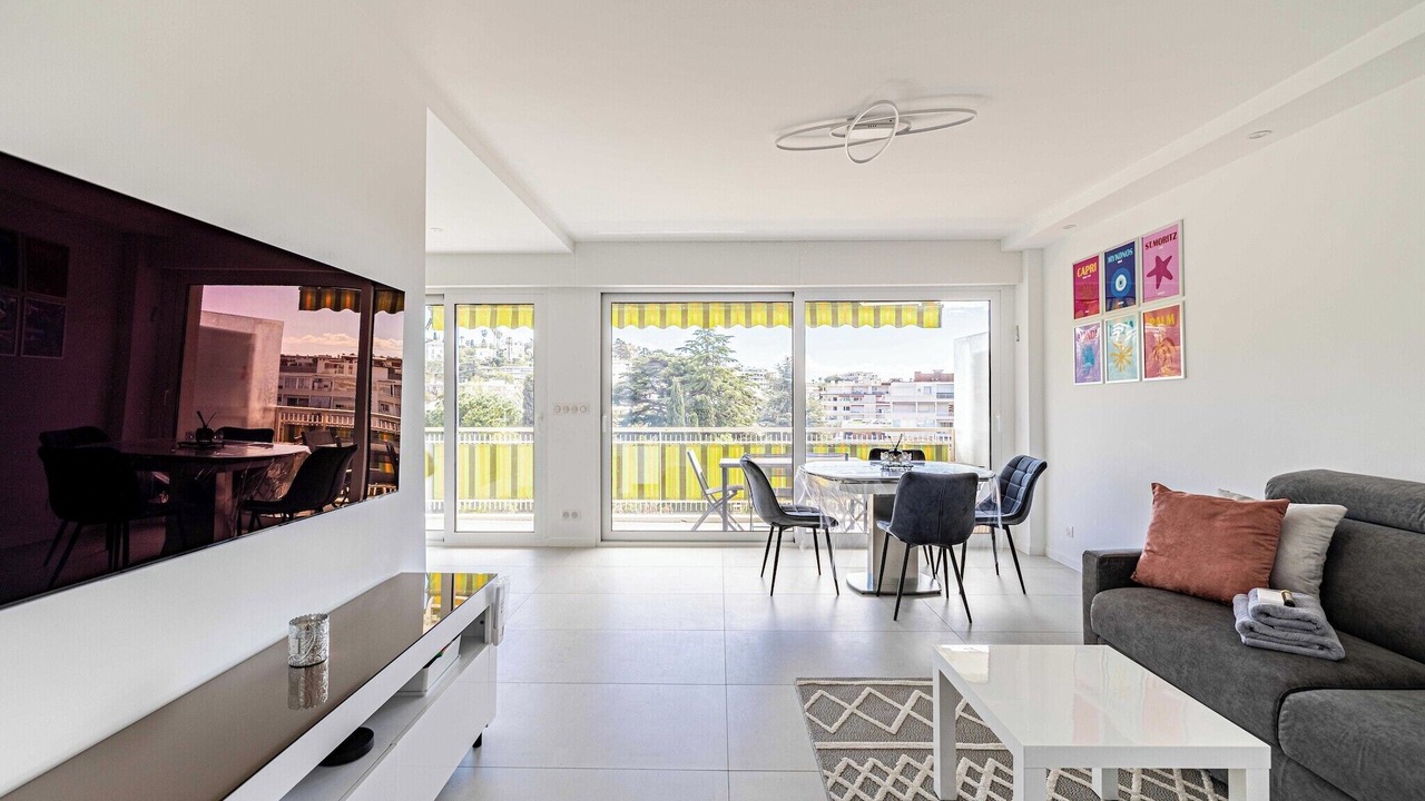Photo of Livingroom in California - Pezou