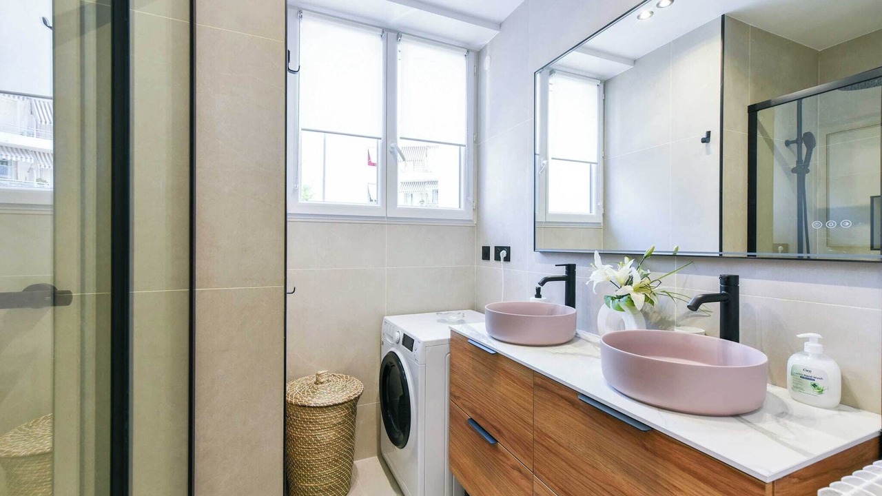 Photo of Bathroom in California - Pezou