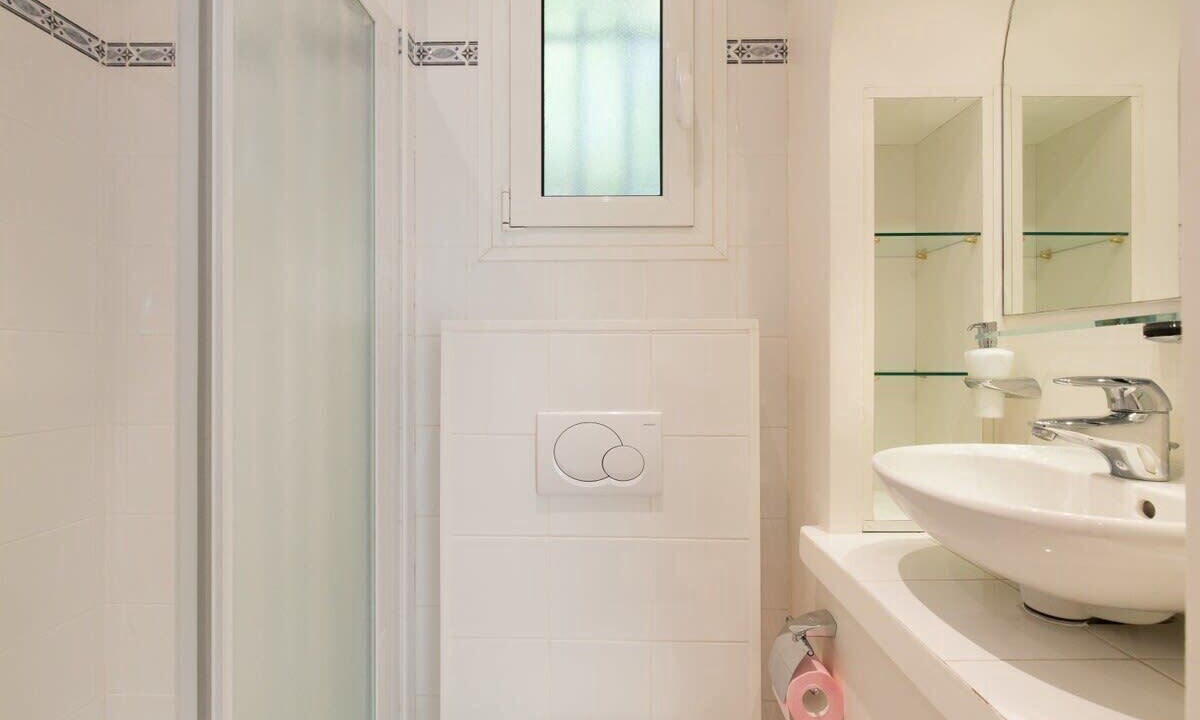 Photo of Bathroom in California - Pezou