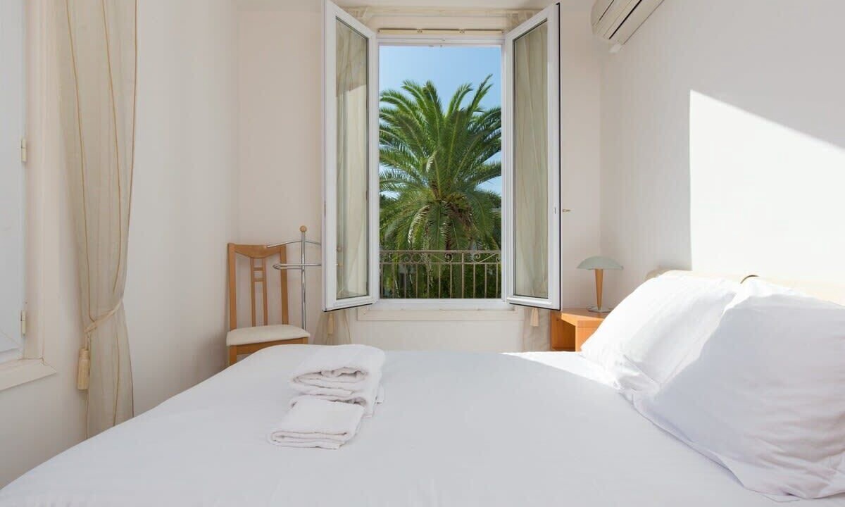 Photo of Bedroom in California - Pezou