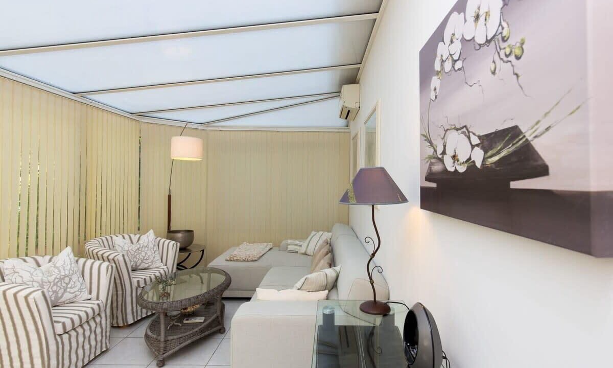 Photo of Livingroom in California - Pezou