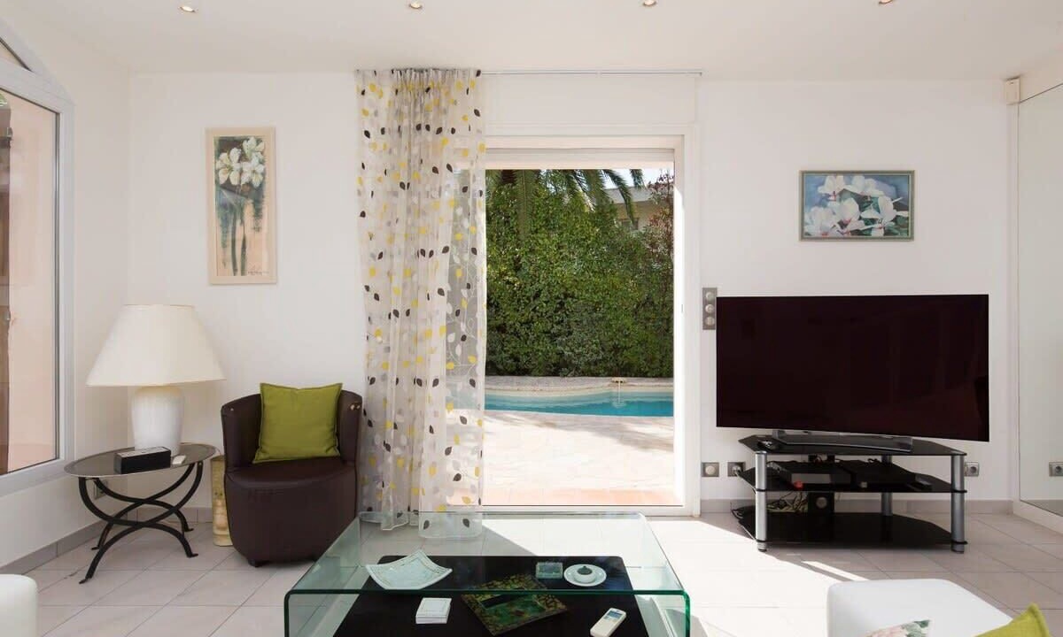 Photo of Livingroom in California - Pezou