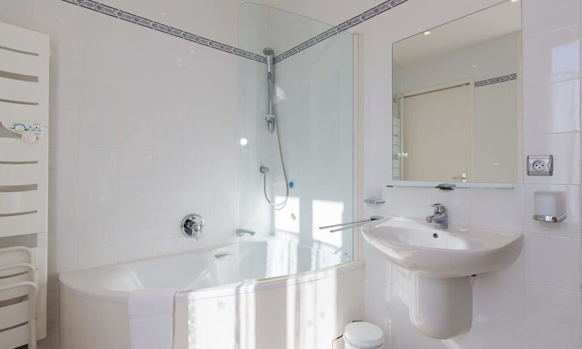 Photo of Bathroom in California - Pezou