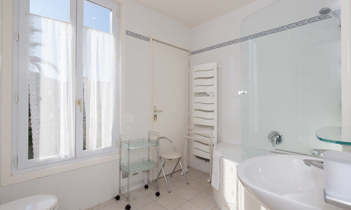 Photo of Bathroom in California - Pezou