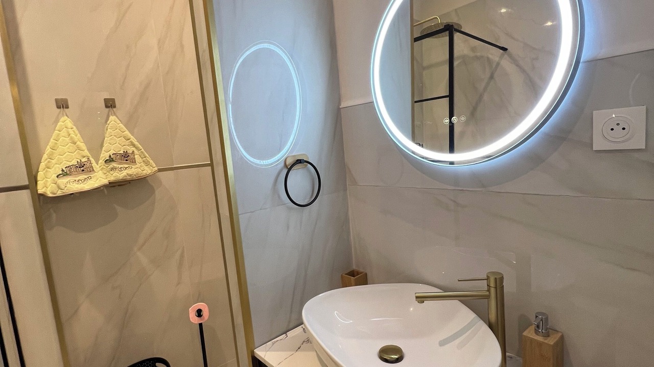 Photo of Bathroom in Avignon City Centre