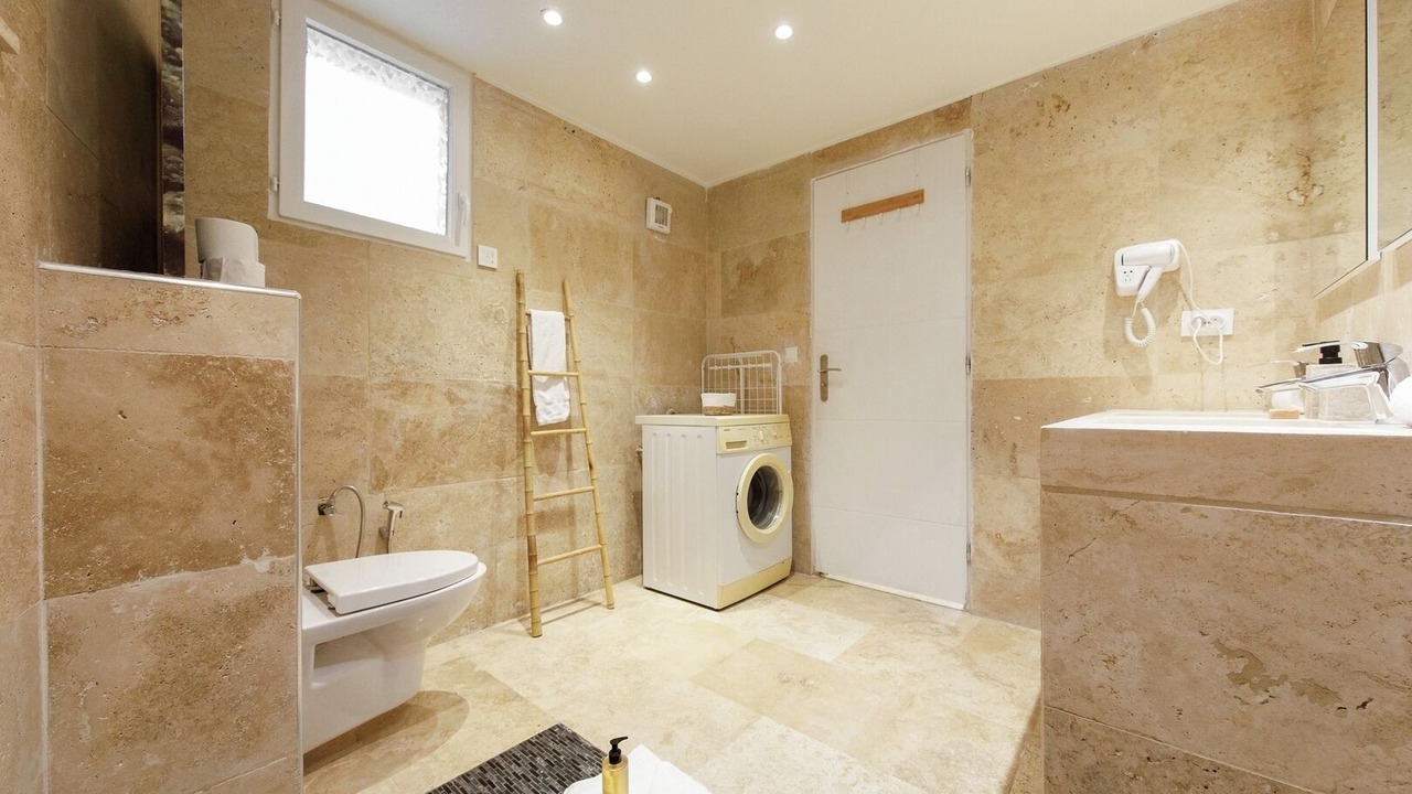 Photo of Bathroom in California - Pezou