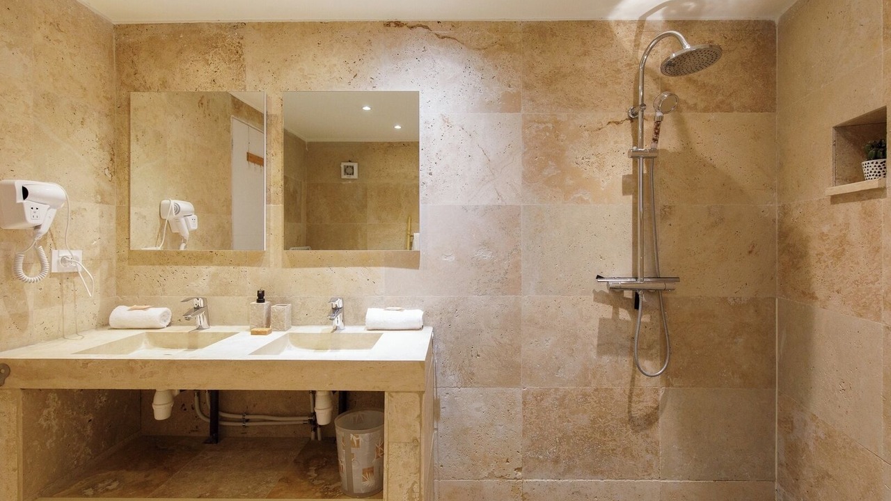 Photo of Bathroom in California - Pezou