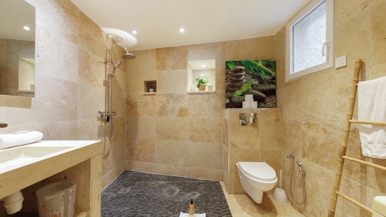 Photo of Bathroom in California - Pezou