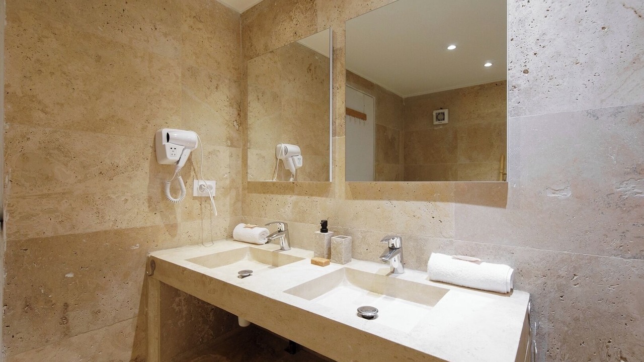 Photo of Bathroom in California - Pezou