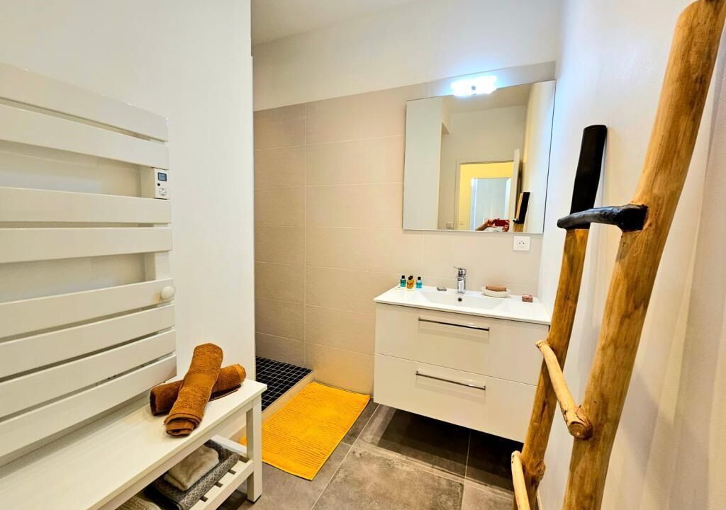 Photo of Bathroom in Nimes City Centre