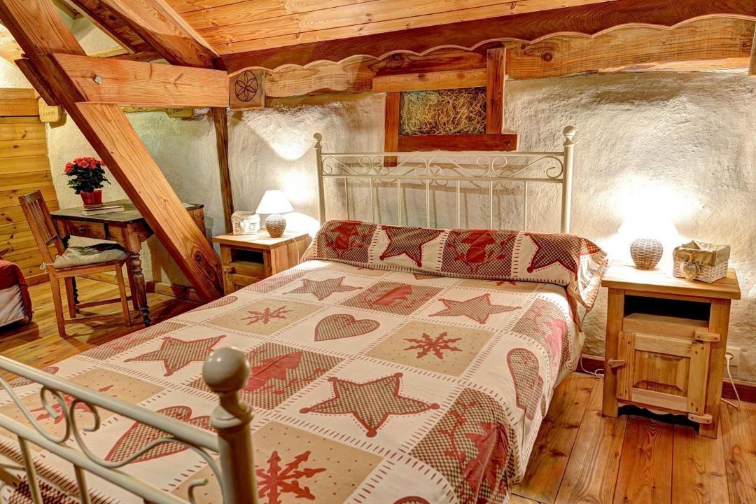 Photo of Bedroom in Saint-Martin-de-Queyrieres