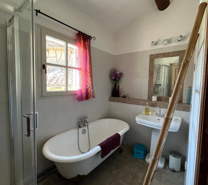Photo of Bathroom in Saint-Martin-de-Castillon