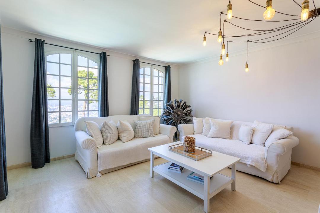Photo of Livingroom in California - Pezou