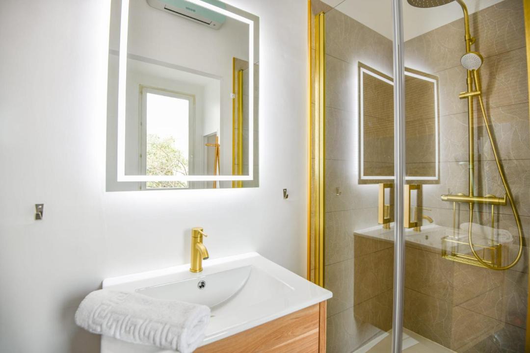 Photo of Bathroom in Saint-Lambert
