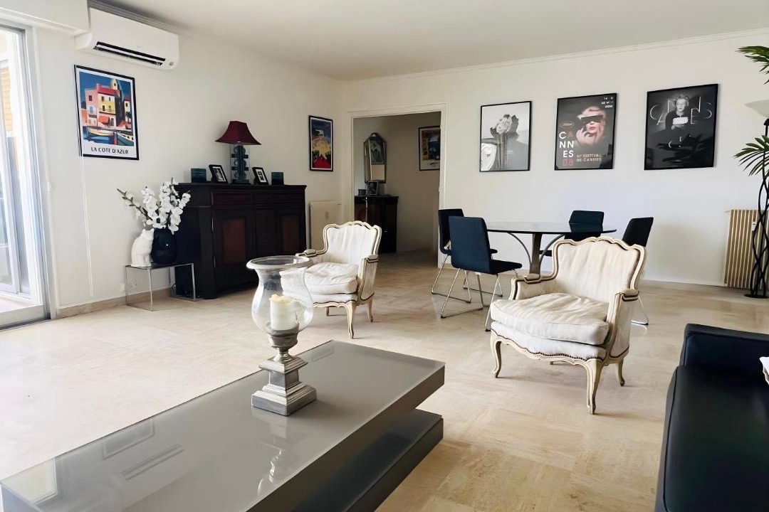 Photo of Livingroom in California - Pezou