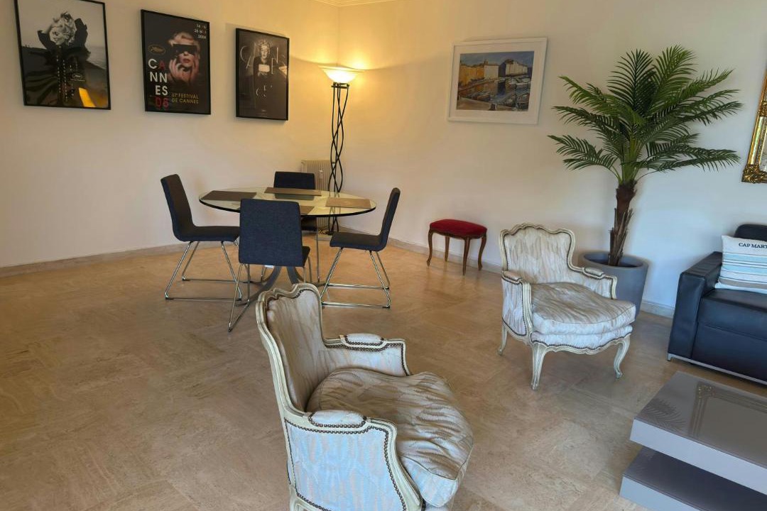Photo of Livingroom in California - Pezou