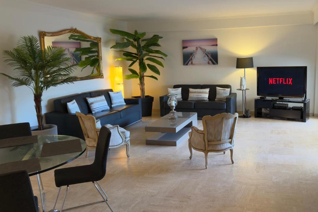 Photo of Livingroom in California - Pezou