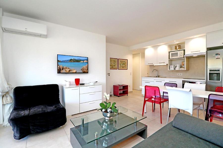 Photo of Livingroom in California - Pezou