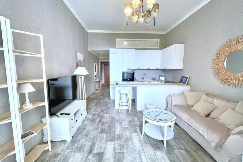 Photo of Livingroom in California - Pezou
