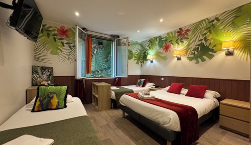 Quadruple Room (vue sur mur peint)