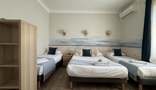 Quadruple Room with window overlooking the Parking