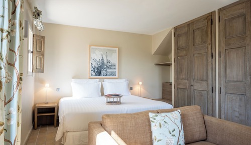 Room (Charming)