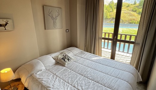 Large two bedroom apartment with double balcony and mountain view - split level