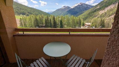 Two-Bedroom Apartment with Mountain View