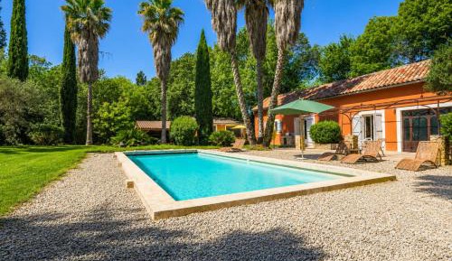 Apartment with Pool View 