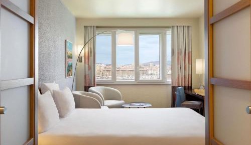 Deluxe Queen Room with Harbor View