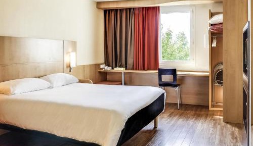 Standard Room with Double Bed and Twin Beds