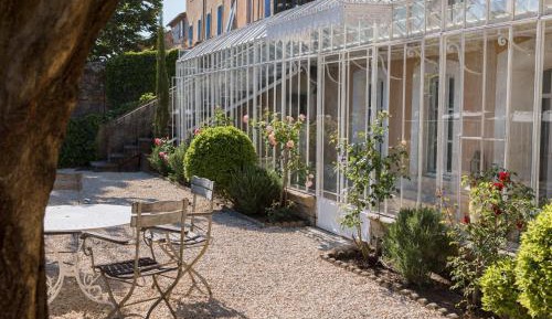 Deluxe Two-Bedroom Apartment with Garden View